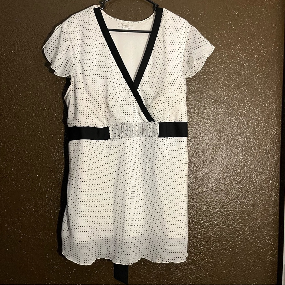 White Short Sleeve Vneck Shirt with Black Polka Dots, Tie in Back, Size 3X